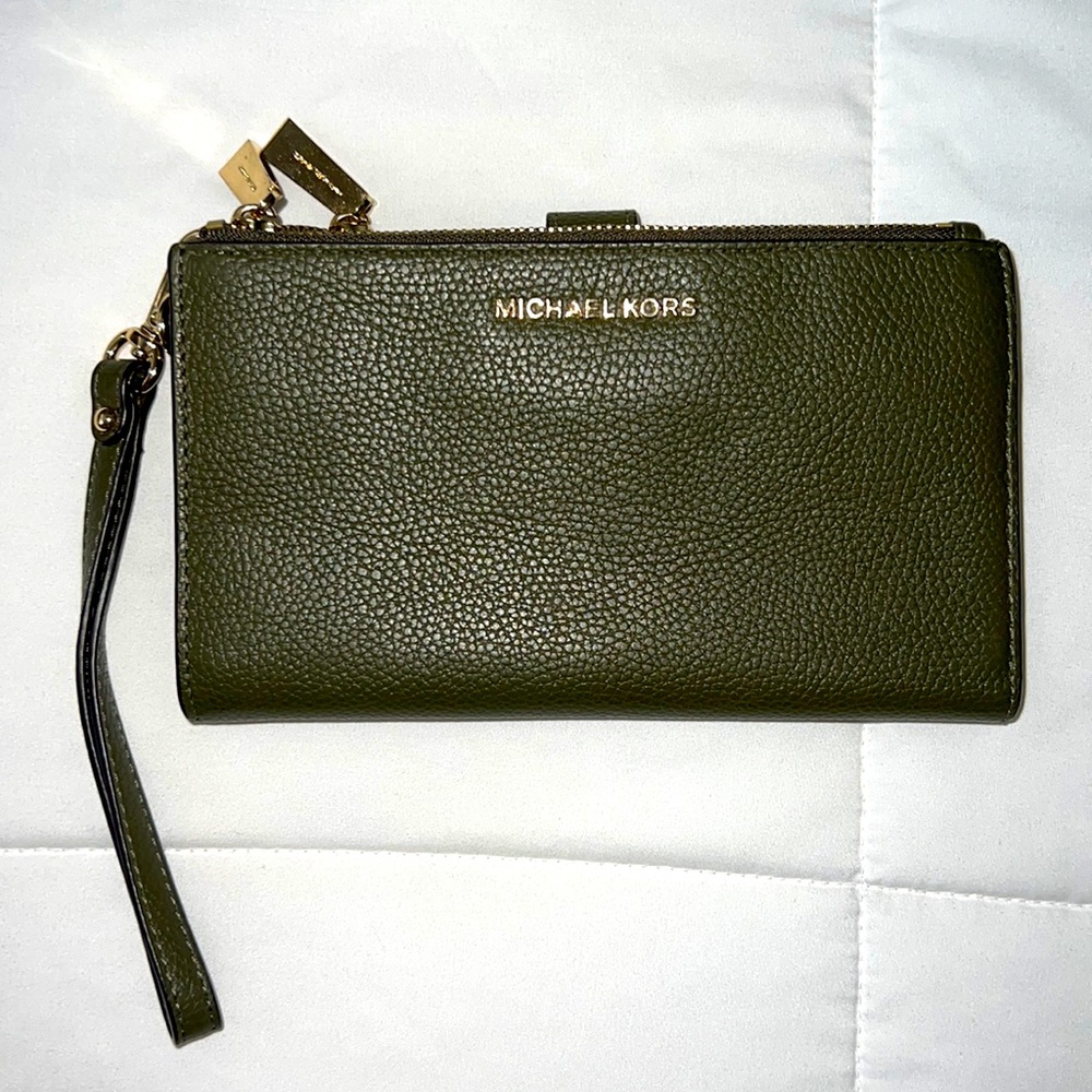 💚 Michael Kors Double-Zip Pebble Leather Wristlet - Olive 🫒